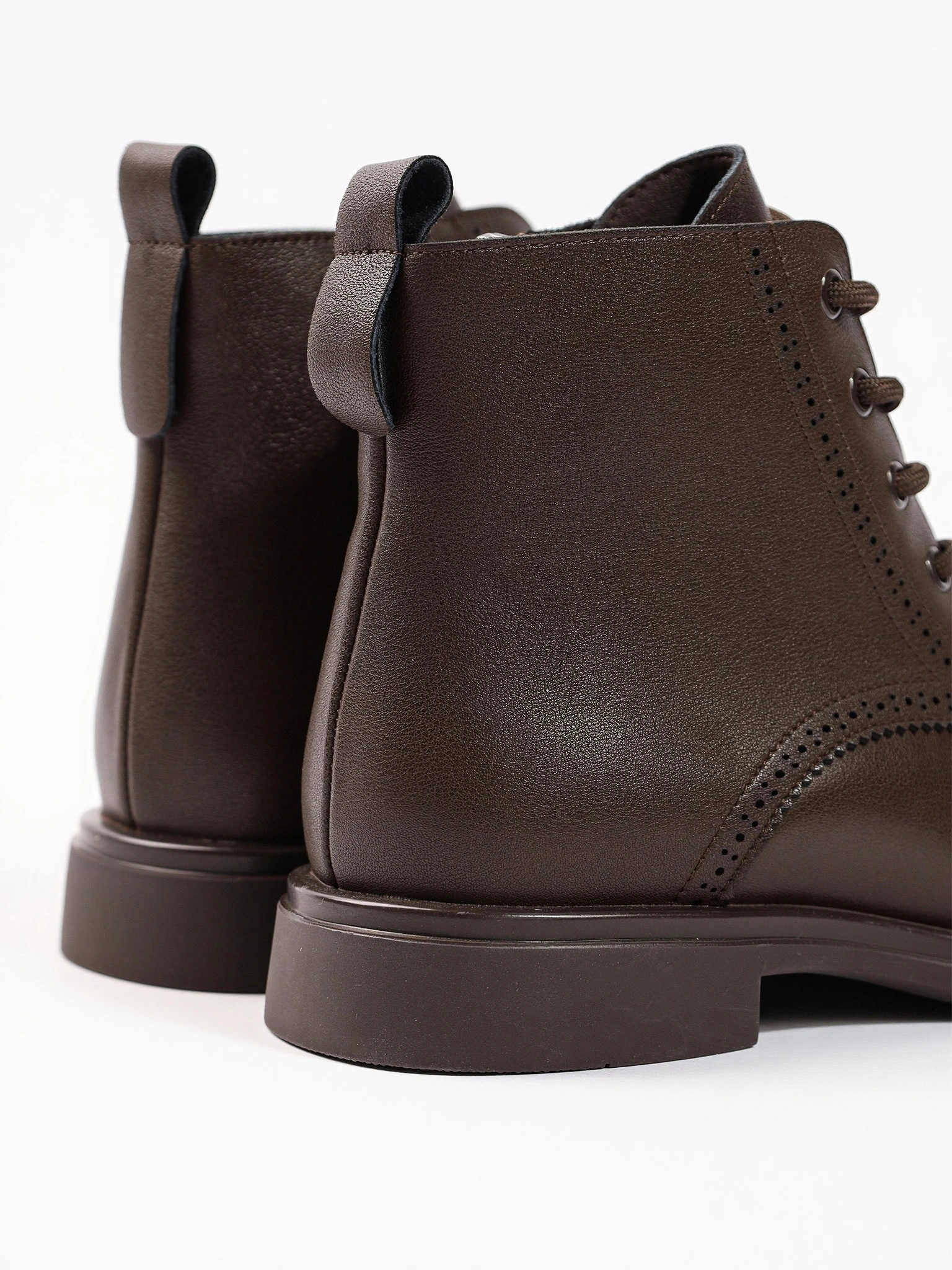 Ботинки-дерби коричневого цвета с декоративной перфорацией из натуральной кожи